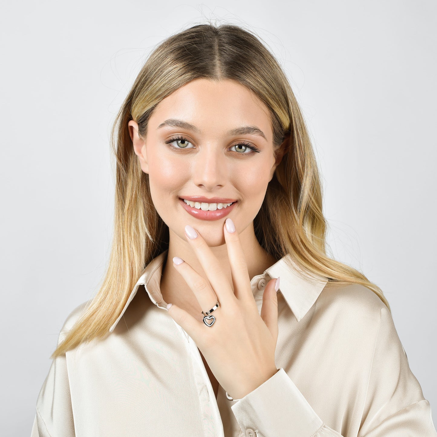 WOMAN STEEL RING WITH PIERCED HEART