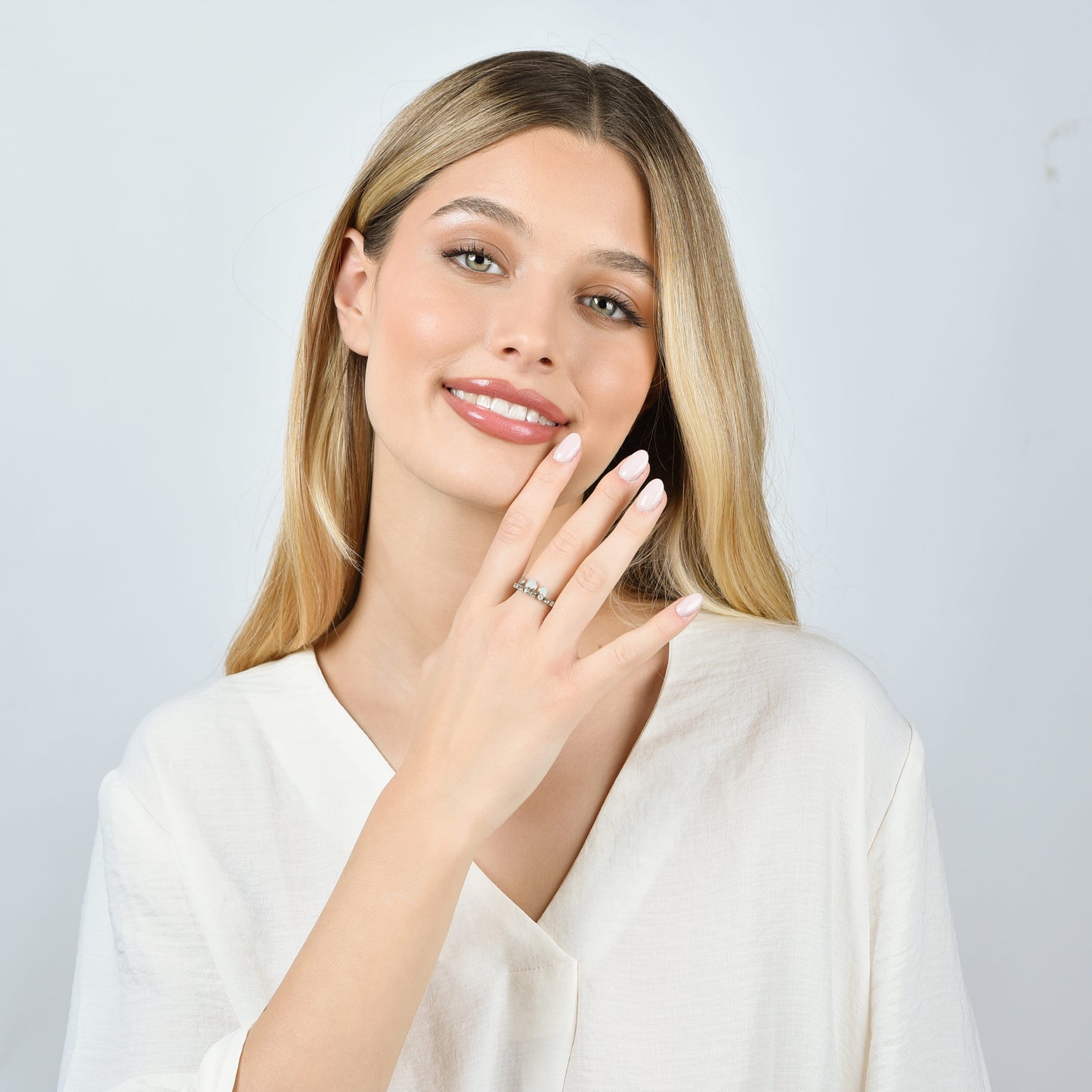 WOMEN'S STEEL RING WITH WHITE CRYSTALS AND HEARTS