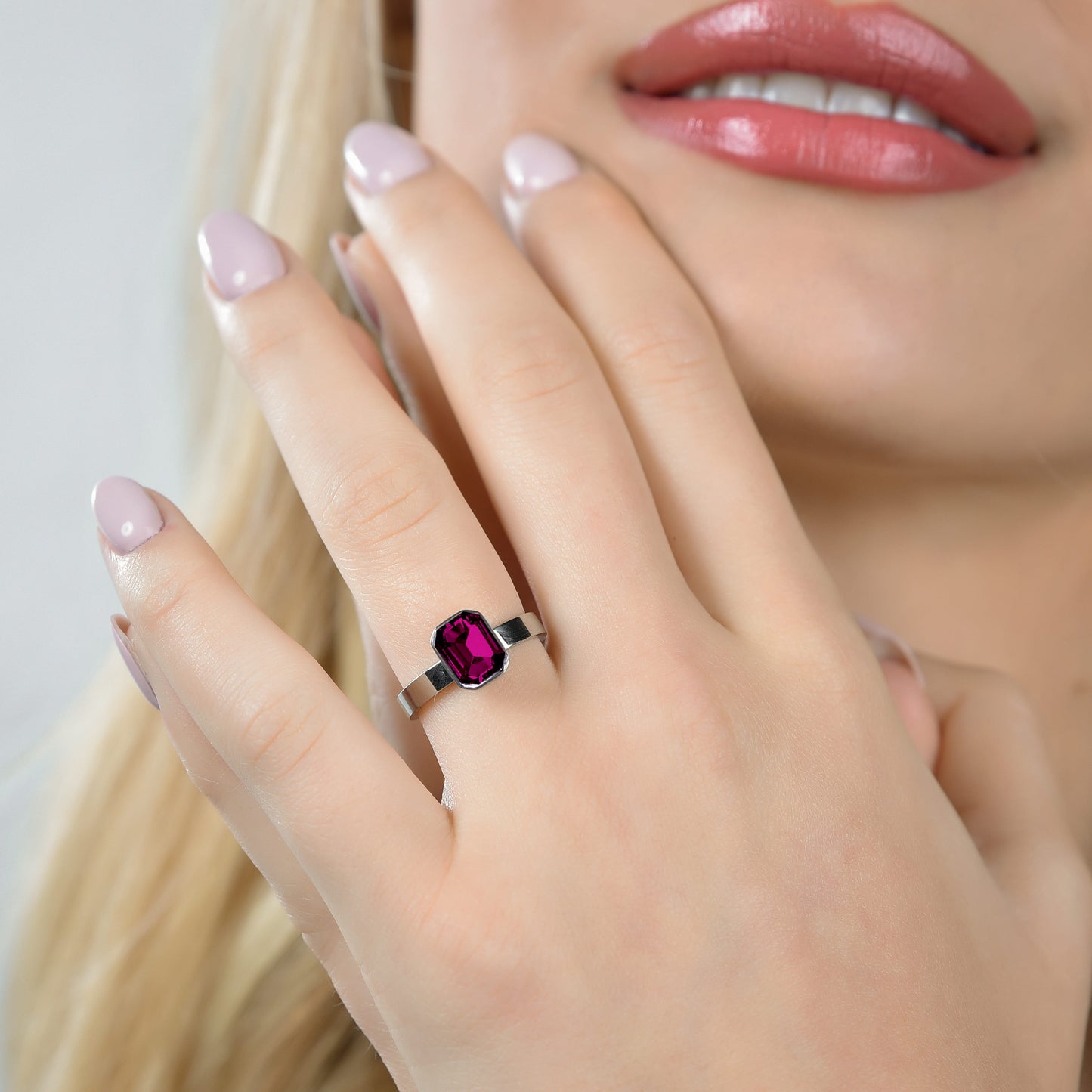 WOMEN'S STEEL RING WITH FUCHSIA CRYSTALS