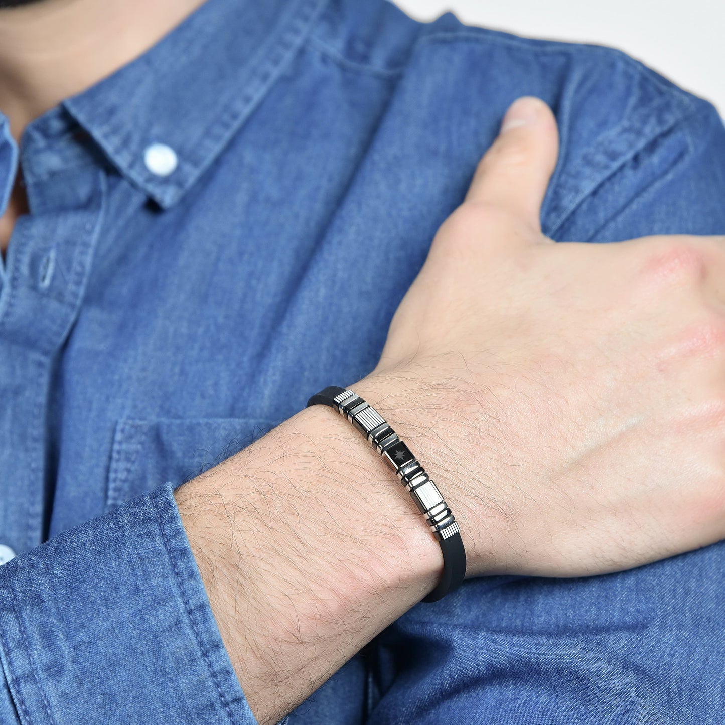 BLACK SILICONE MEN'S BRACELET WITH STEEL ELEMENTS AND BLACK IP AND COMPASS ROSE