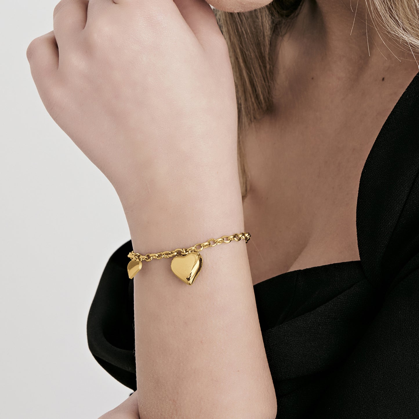 WOMEN'S IP GOLD STEEL BRACELET WITH HEARTS