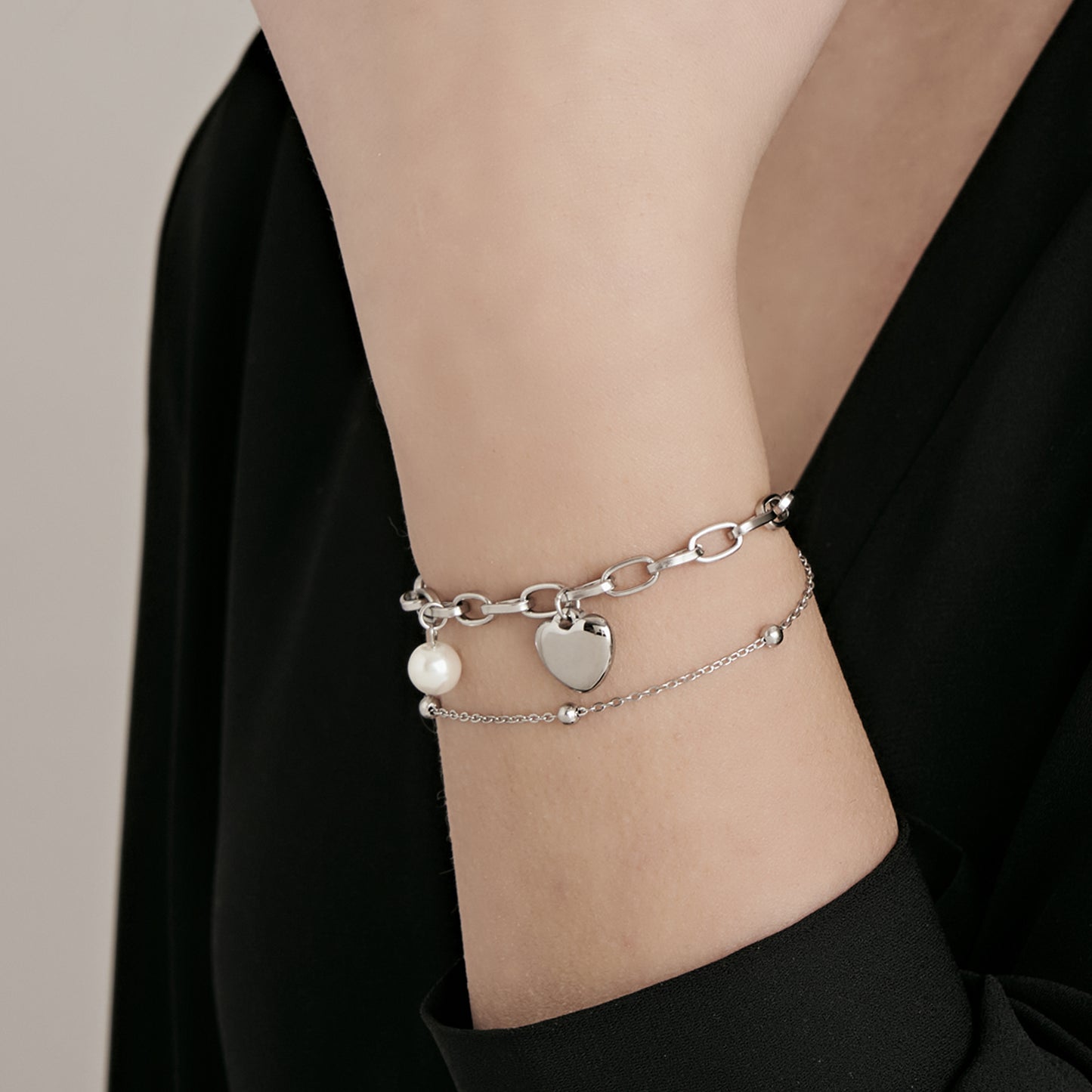 WOMEN'S STEEL BRACELET WITH HEART AND PEARLS