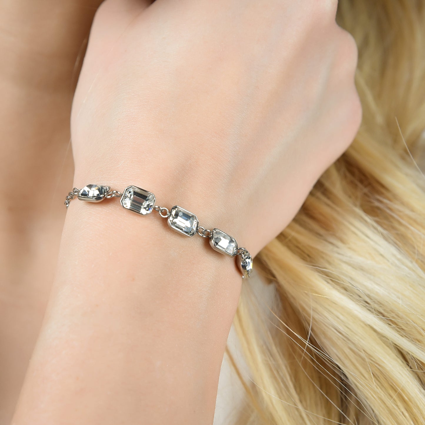 WOMEN'S STEEL BRACELET WITH WHITE CRYSTALS