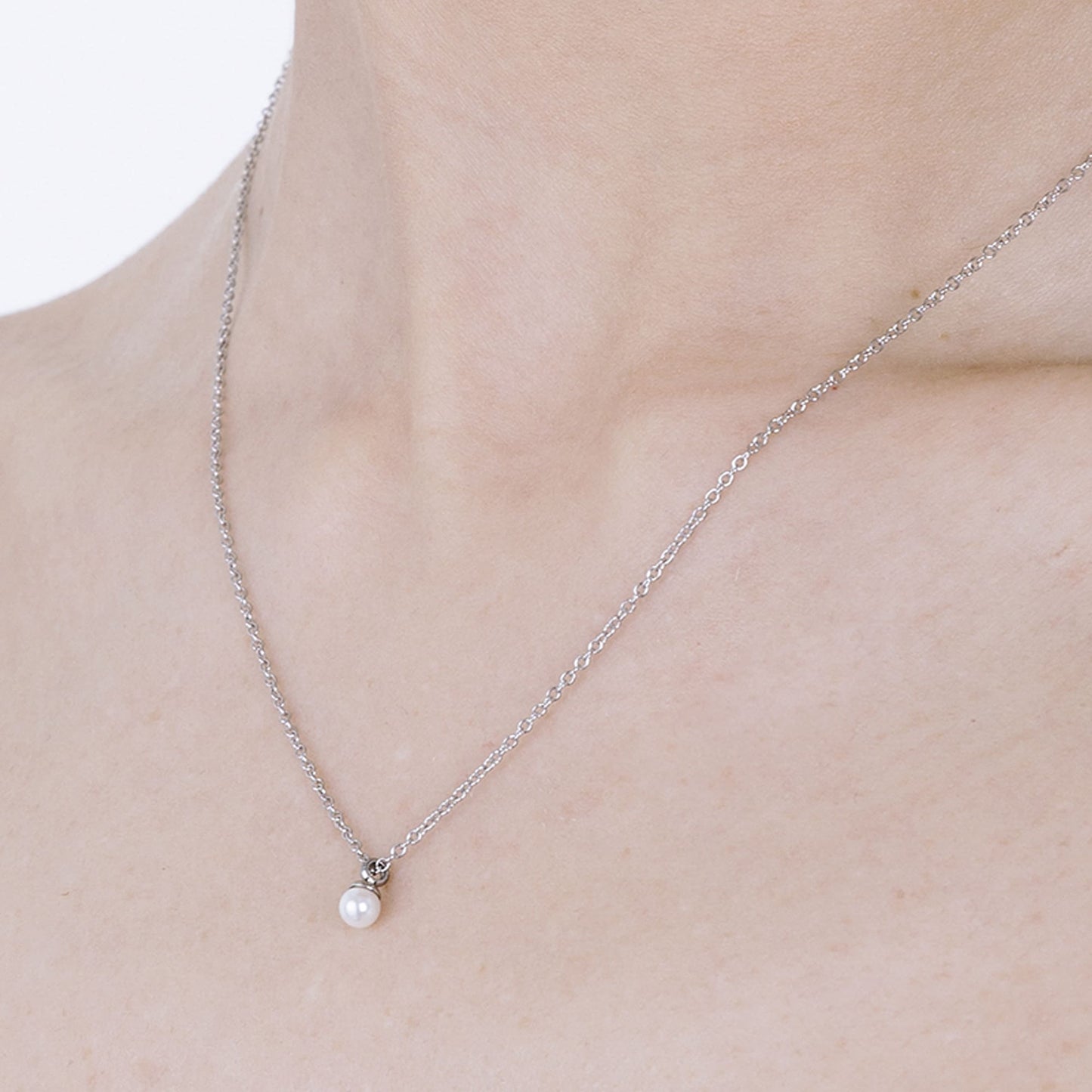 WOMEN'S STEEL NECKLACE WITH 4MM PEARLS