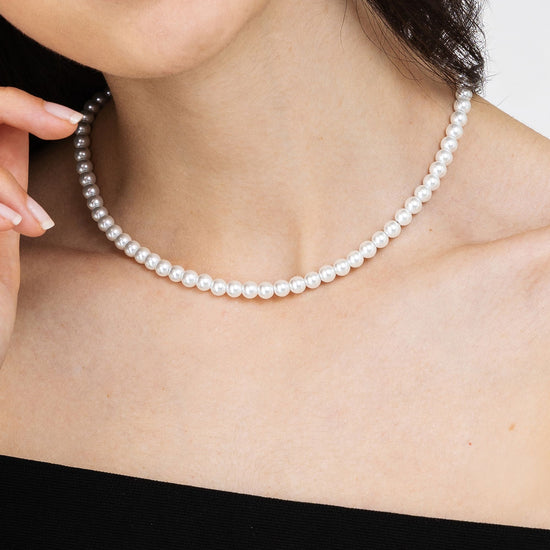 WOMAN WHITE PEARL NECKLACE