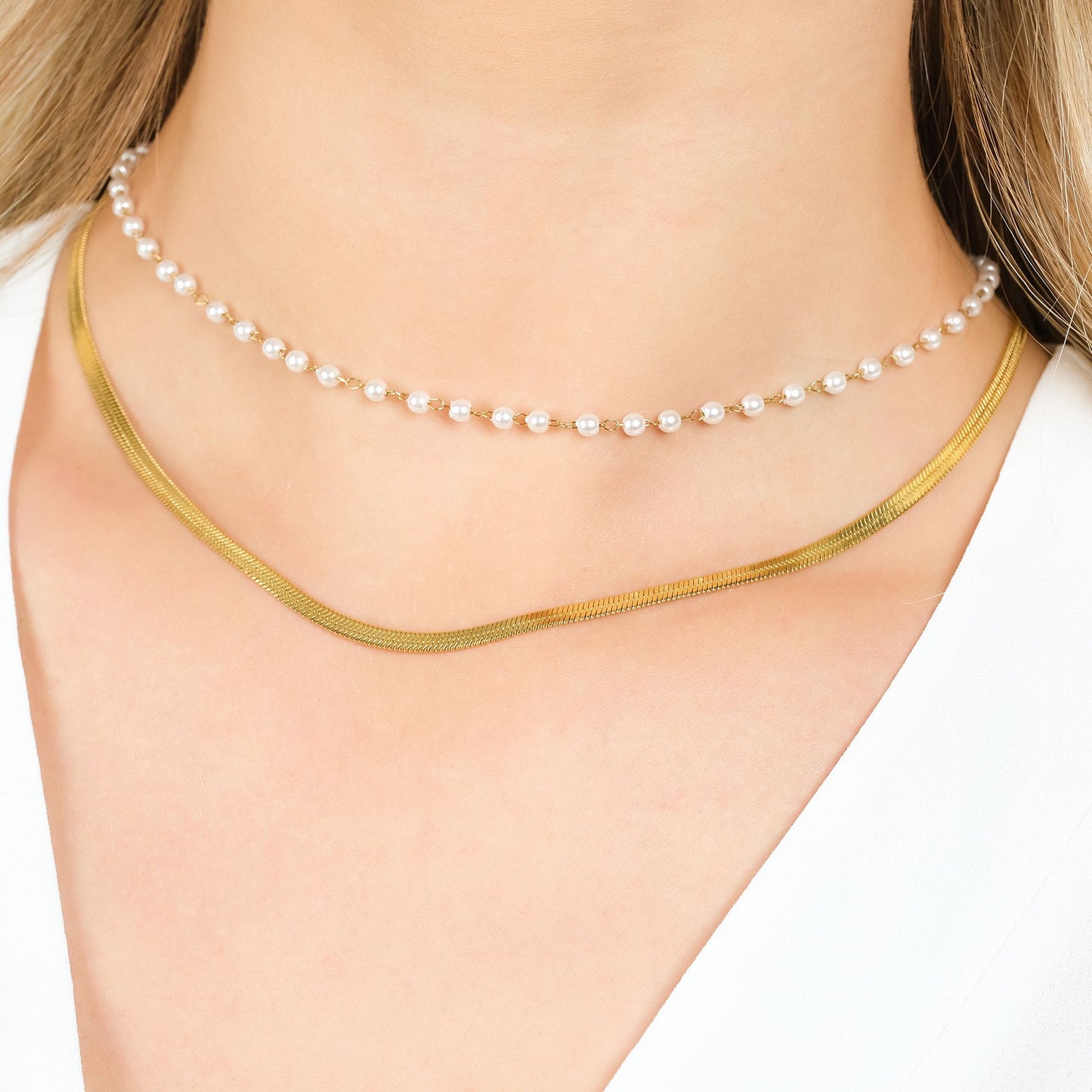 WOMEN'S STEEL NECKLACE WITH WHITE PEARLS