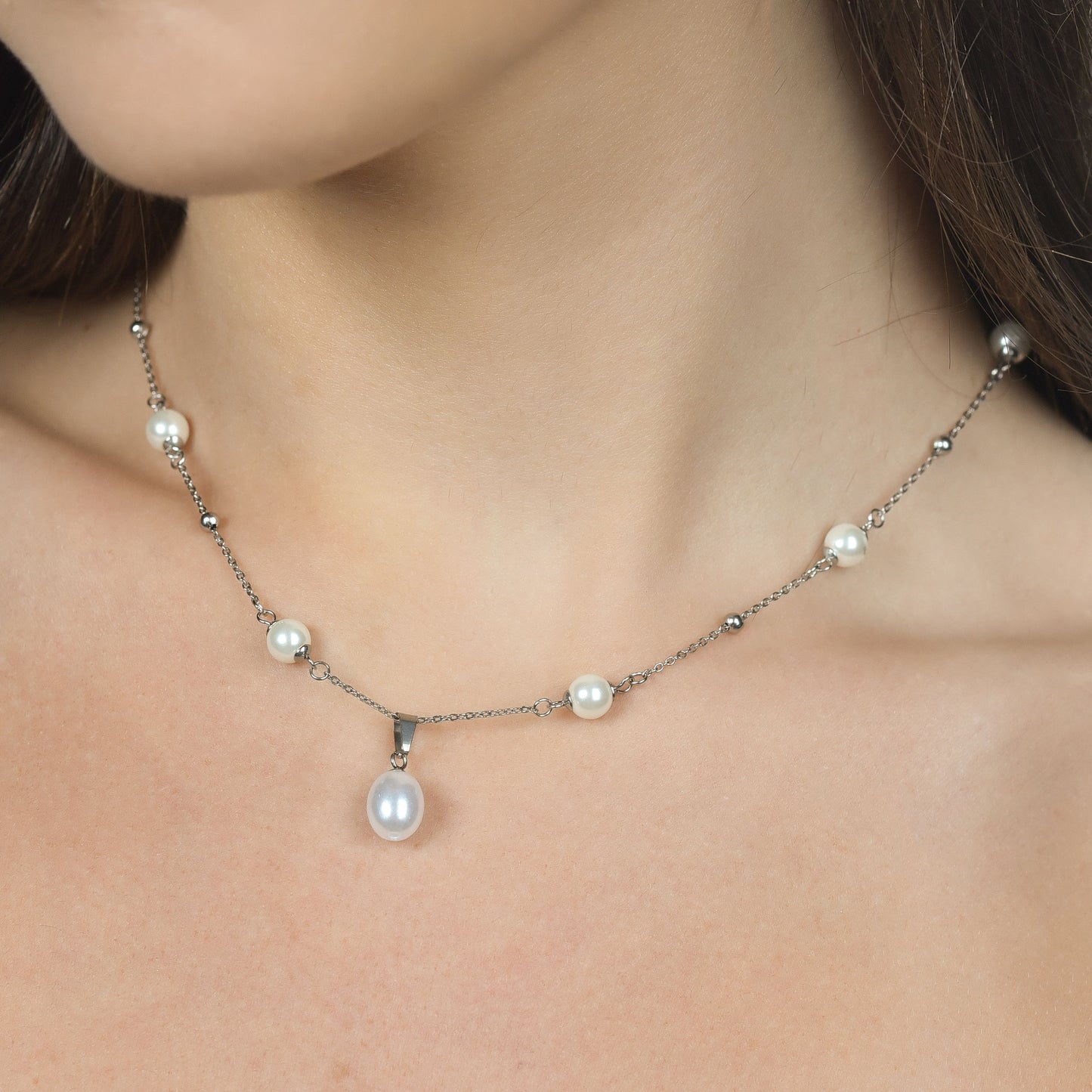 WOMAN STEEL NECKLACE WITH PEARLS