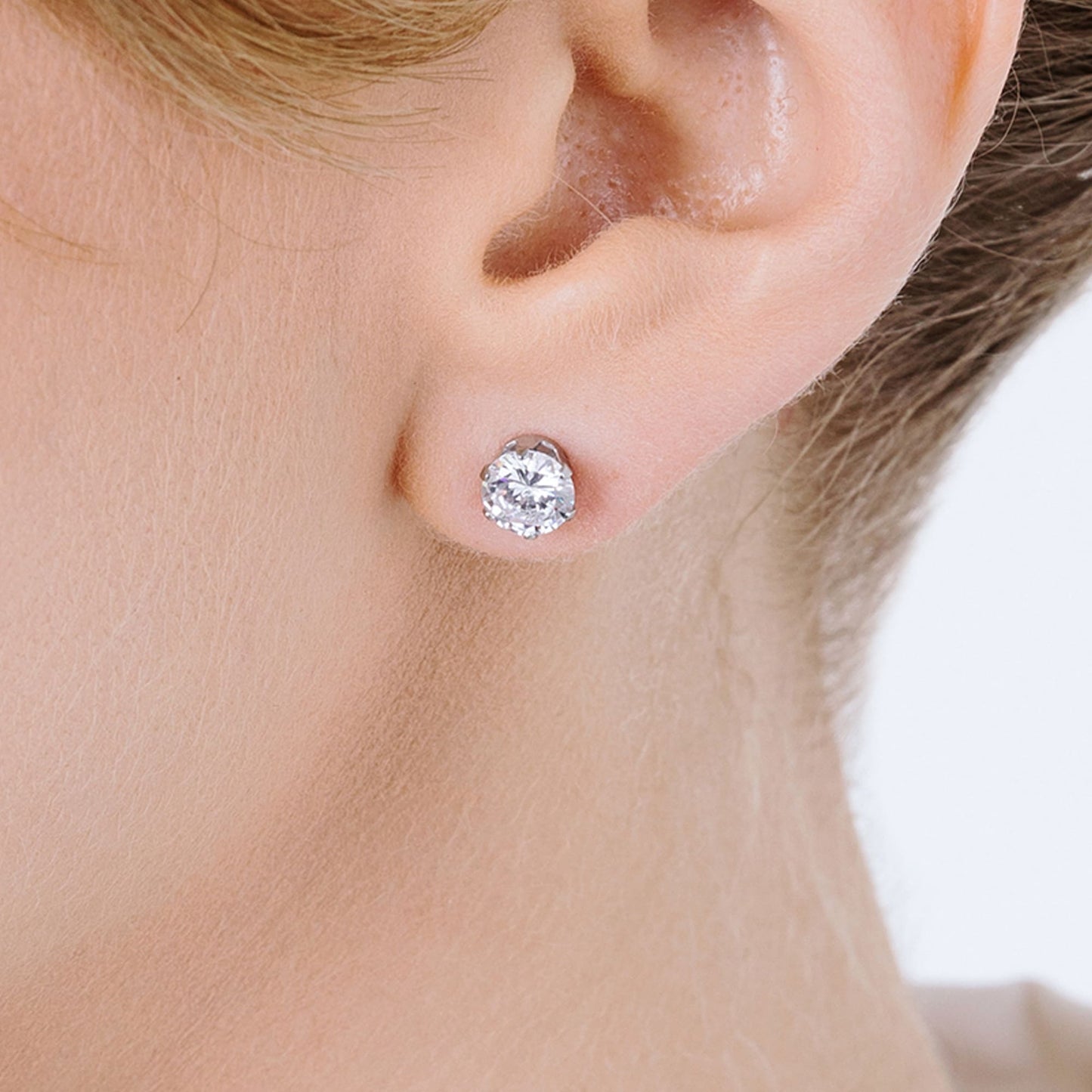 STEEL POINT LIGHT EARRINGS WITH 6MM WHITE CRYSTAL