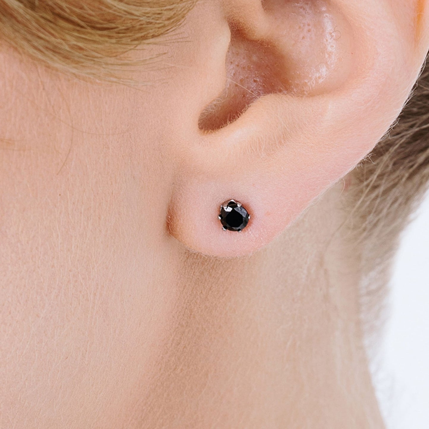 STEEL POINT LIGHT EARRINGS WITH BLACK CRYSTAL